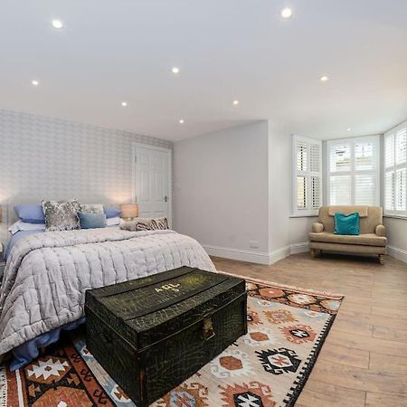 Apartment West With Free Parking Whitby Exterior photo