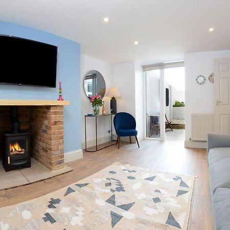 Apartment West With Free Parking Whitby Exterior photo