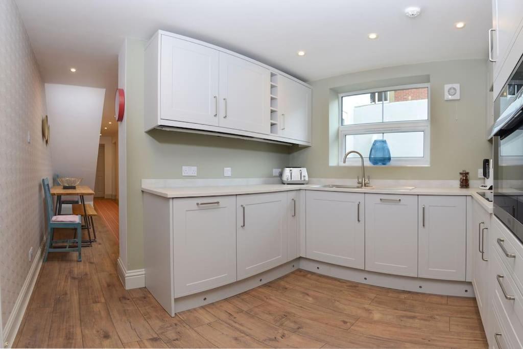 Apartment West With Free Parking Whitby Exterior photo