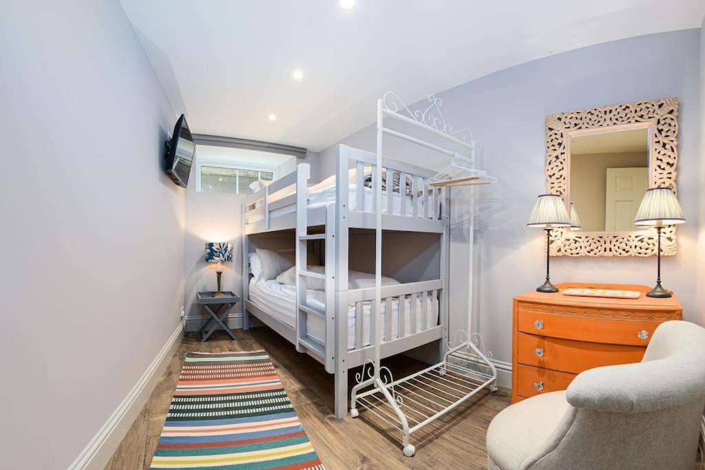 Apartment West With Free Parking Whitby Exterior photo