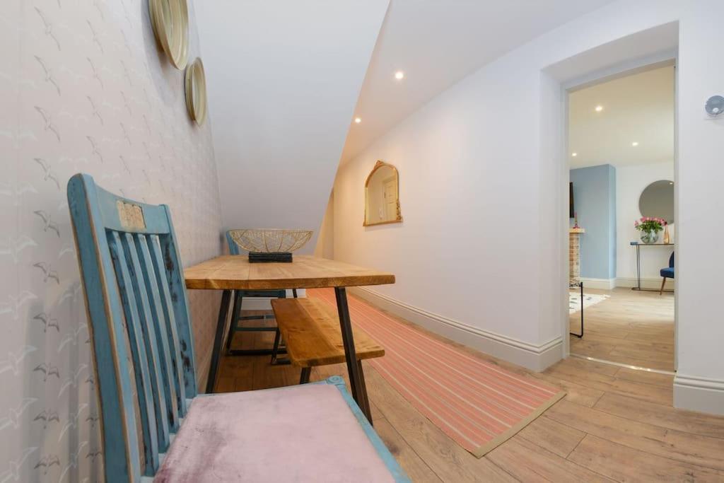 Apartment West With Free Parking Whitby Exterior photo