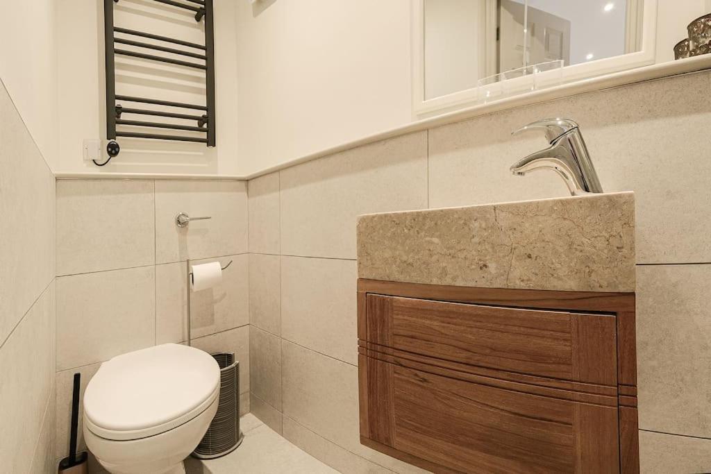 Apartment West With Free Parking Whitby Exterior photo