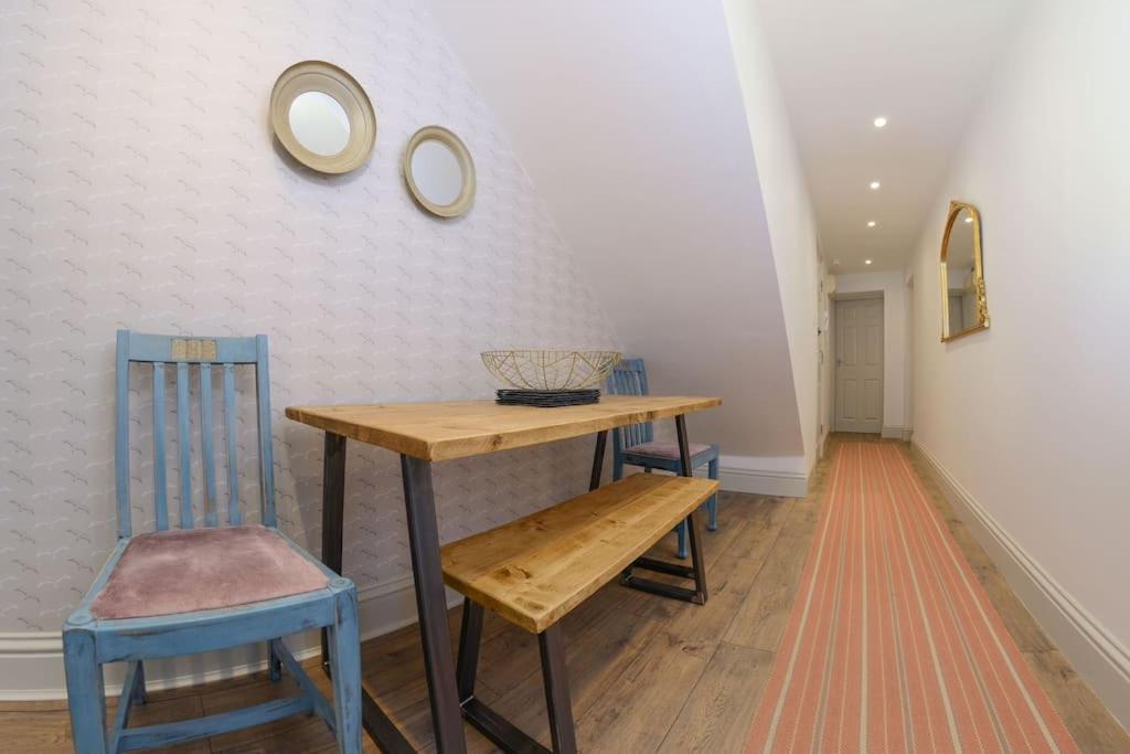 Apartment West With Free Parking Whitby Exterior photo