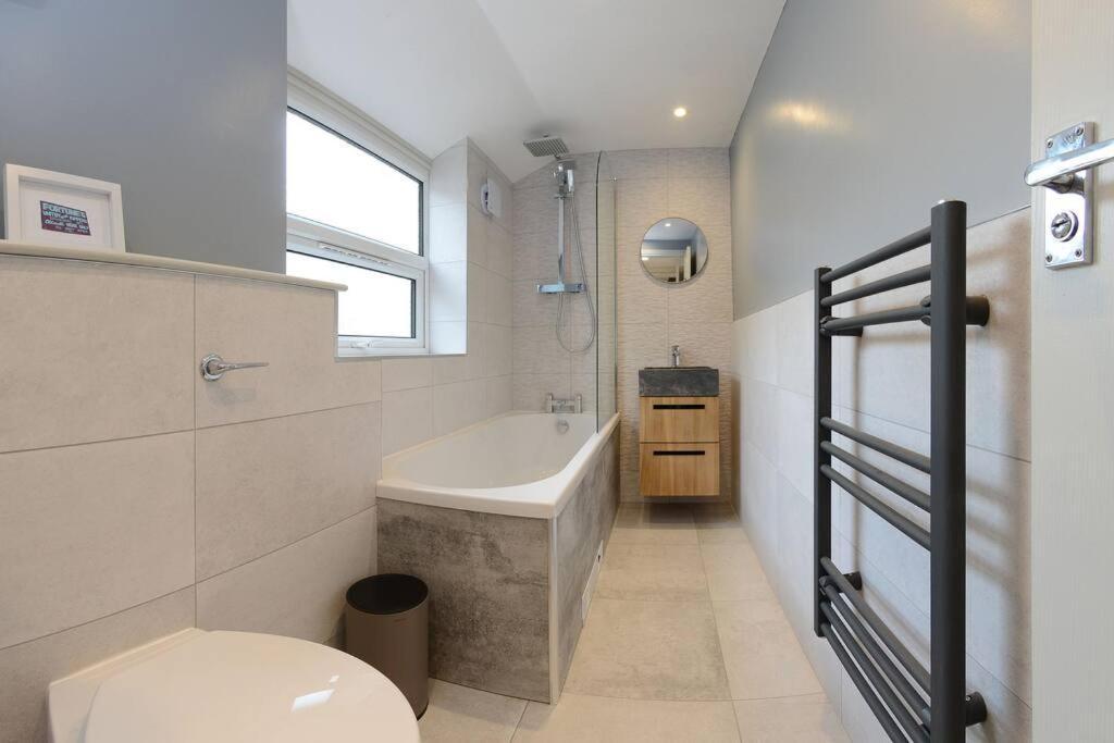 Apartment West With Free Parking Whitby Exterior photo