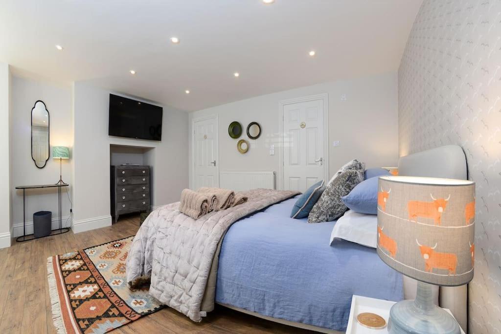Apartment West With Free Parking Whitby Exterior photo
